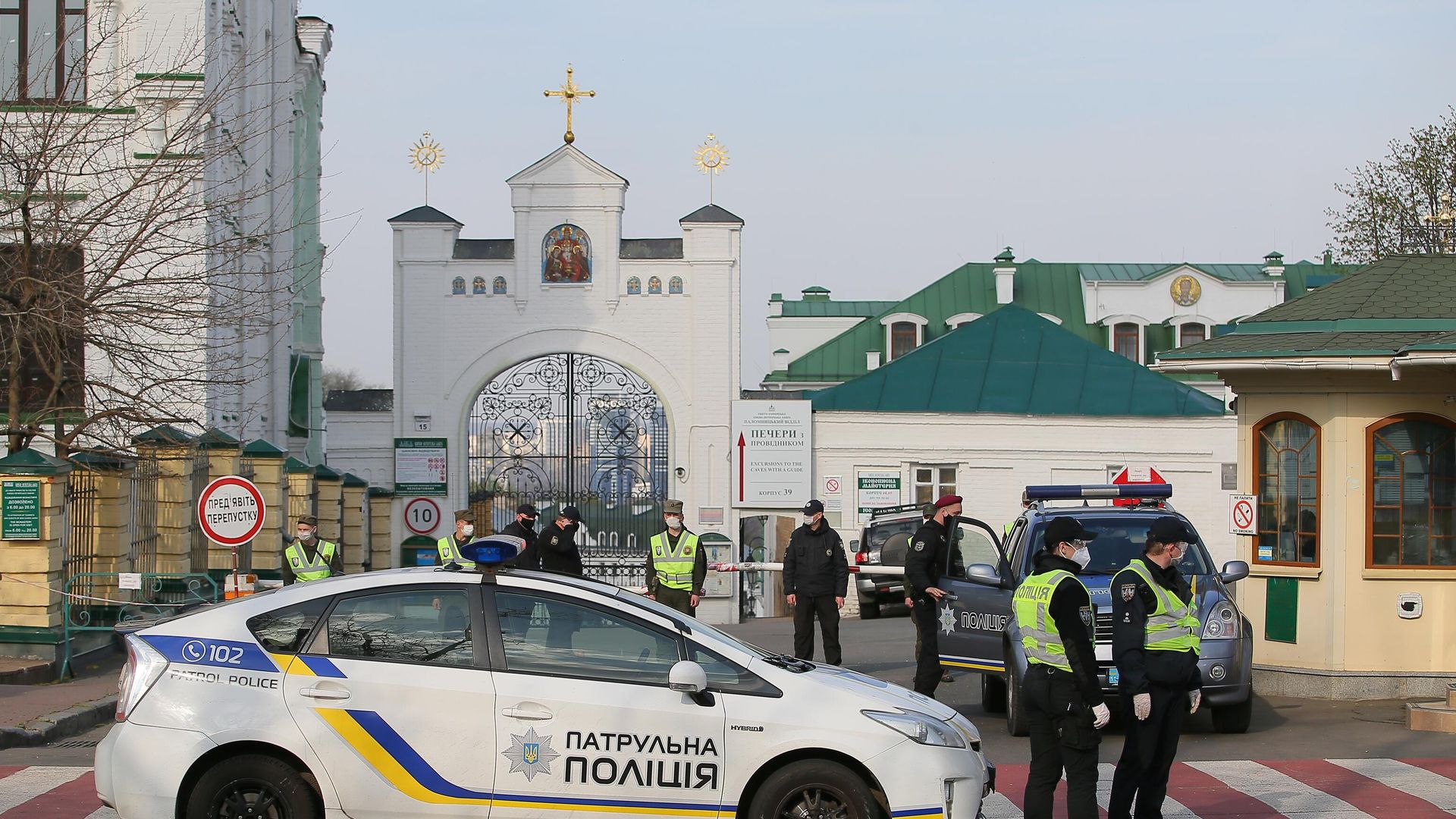 Сотрудники полиции и Национальной гвардии у входа в Киево-Печерскую лавру Сотрудники полиции и Национальной гвардии у входа в Киево-Печерскую лавру - РИА Новости, 1920, 01.07.2023