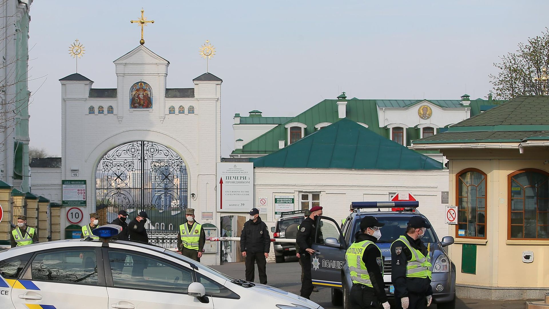 Сотрудники полиции и Национальной гвардии перекрыли вход в Киево-Печерскую лавру - РИА Новости, 1920, 13.08.2023