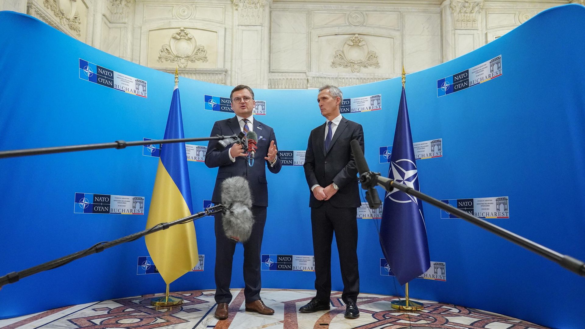 Министр иностранных дел Украины Дмитрий Кулеба и генеральный секретарь НАТО Йенс Столтенберг Министр иностранных дел Украины Дмитрий Кулеба и генеральный секретарь НАТО Йенс Столтенберг - РИА Новости, 1920, 03.07.2023