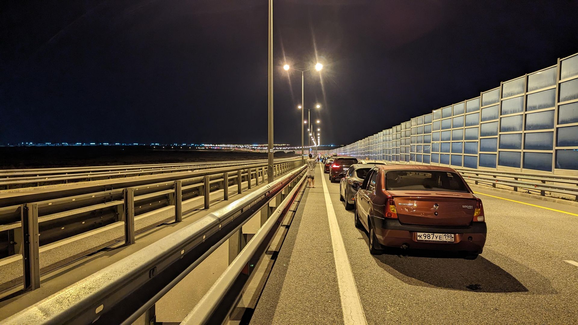 Очередь автомобилей у Крымского моста Очередь автомобилей у Крымского моста - РИА Новости, 1920, 16.07.2023