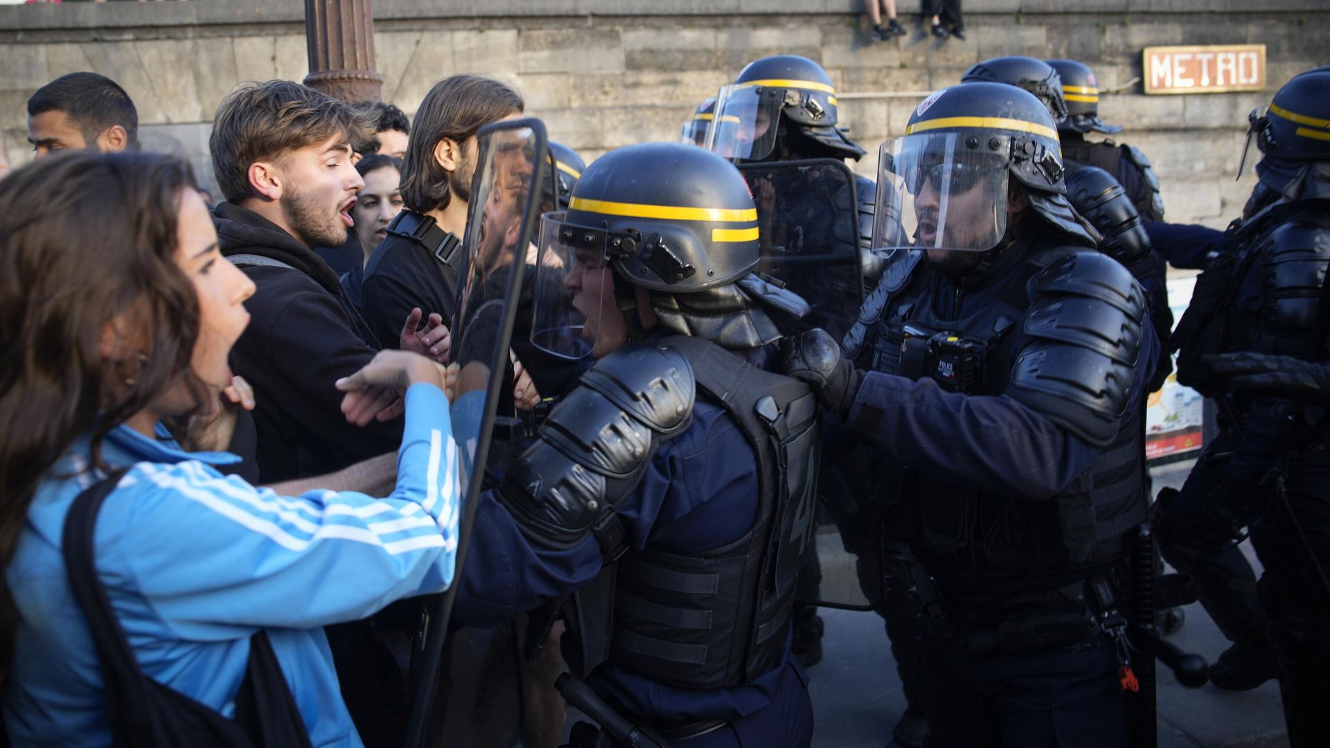 Участники протеста и сотрудники правоохранительных органов на одной из улиц в Париже Участники протеста и сотрудники правоохранительных органов на одной из улиц в Париже - РИА Новости, 1920, 03.07.2023