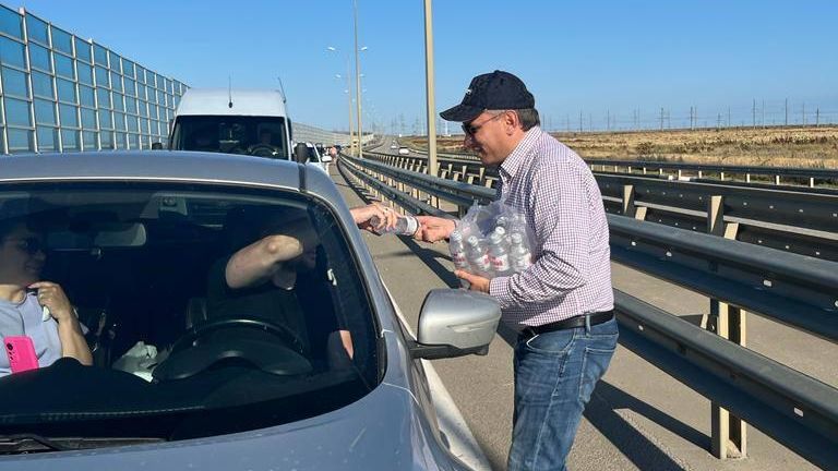 Волонтеры раздают воду на подъезде к Крымскому мосту Волонтеры раздают воду на подъезде к Крымскому мосту - РИА Новости, 1920, 03.08.2025