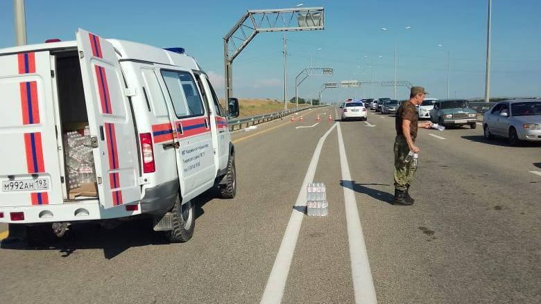 Волонтеры раздают воду на подъезде к Крымскому мосту Волонтеры раздают воду на подъезде к Крымскому мосту - РИА Новости, 1920, 03.07.2023