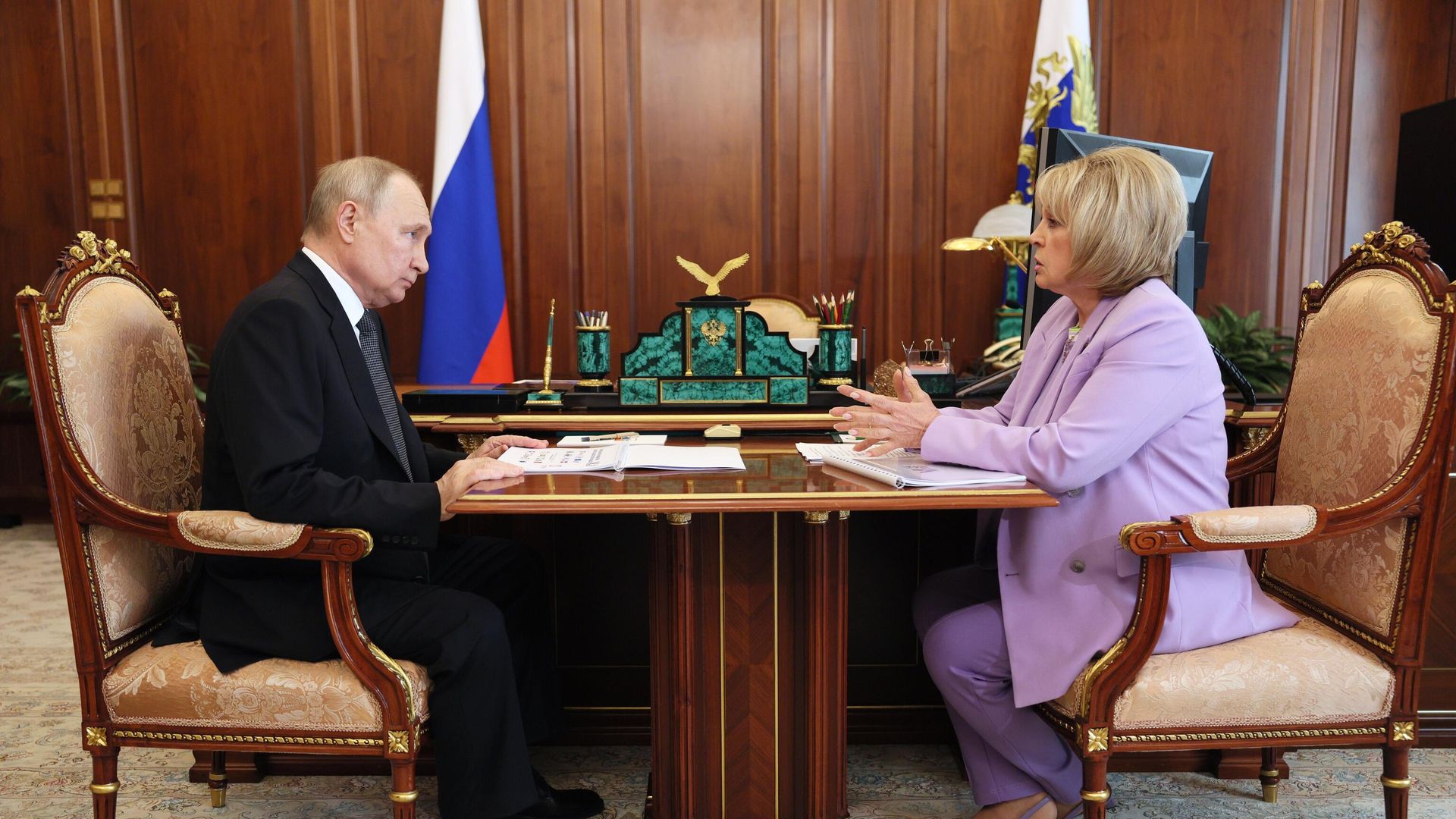 Президент РФ Владимир Путин и председатель Центральной избирательной комиссии РФ Элла Памфилова во время встречи Президент РФ Владимир Путин и председатель Центральной избирательной комиссии РФ Элла Памфилова во время встречи - РИА Новости, 1920, 03.07.2023