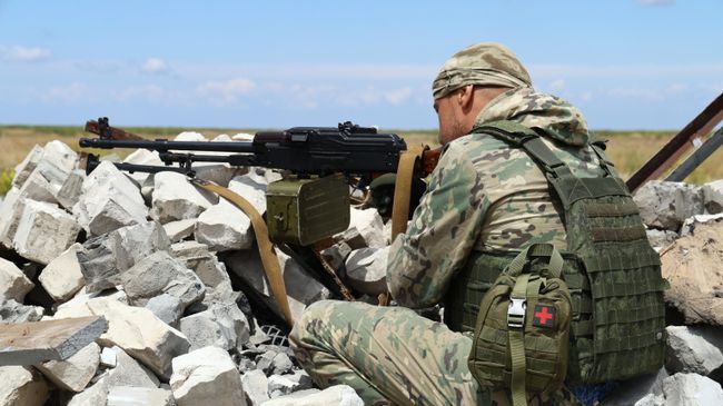 Военнослужащий отряда спецназначения Вихрь на огневой позиции Военнослужащий отряда спецназначения Вихрь на огневой позиции
