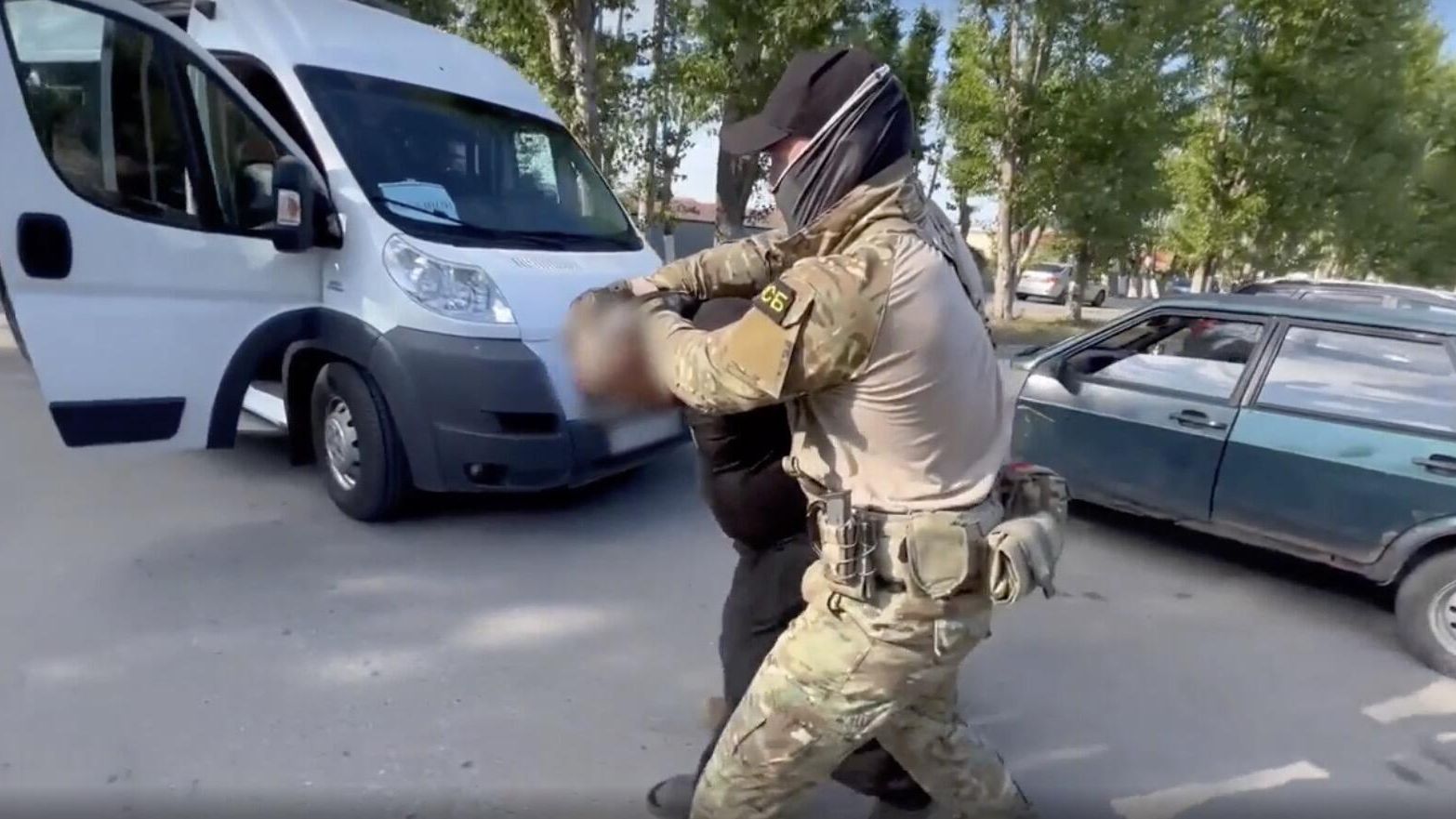 Сотрудники ФСБ России во время задержания пособника украинских спецслужб. Кадр видео Сотрудники ФСБ России во время задержания пособника украинских спецслужб. Кадр видео - РИА Новости, 1920, 04.07.2023