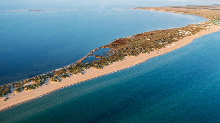 Длинная коса с песчаным пляжем в Благовещенской, Анапская область