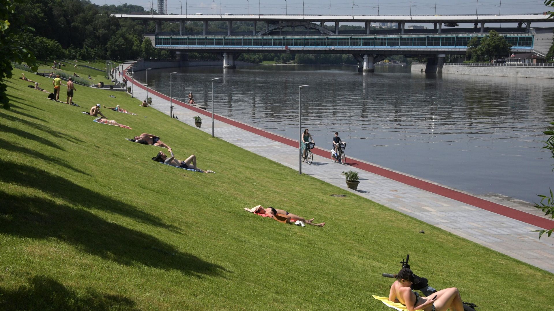 Люди отдыхают на Воробьевской набережной в Москве Люди отдыхают на Воробьевской набережной в Москве - РИА Новости, 1920, 30.05.2025