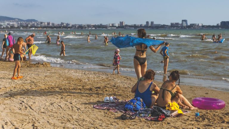 Девушки загорают на пляже в Анапе
