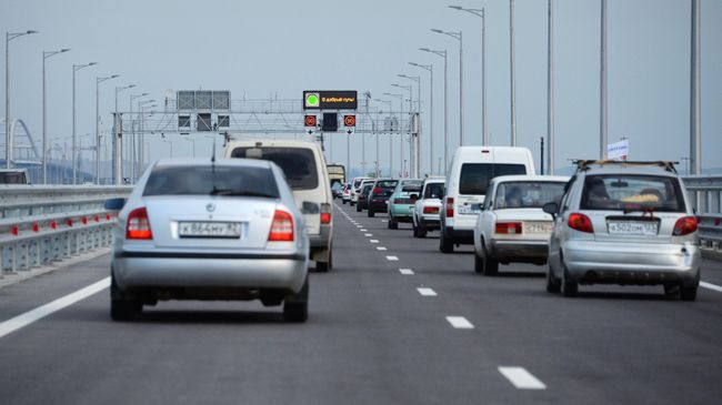Автомобильное движение по автодорожной части Крымского моста