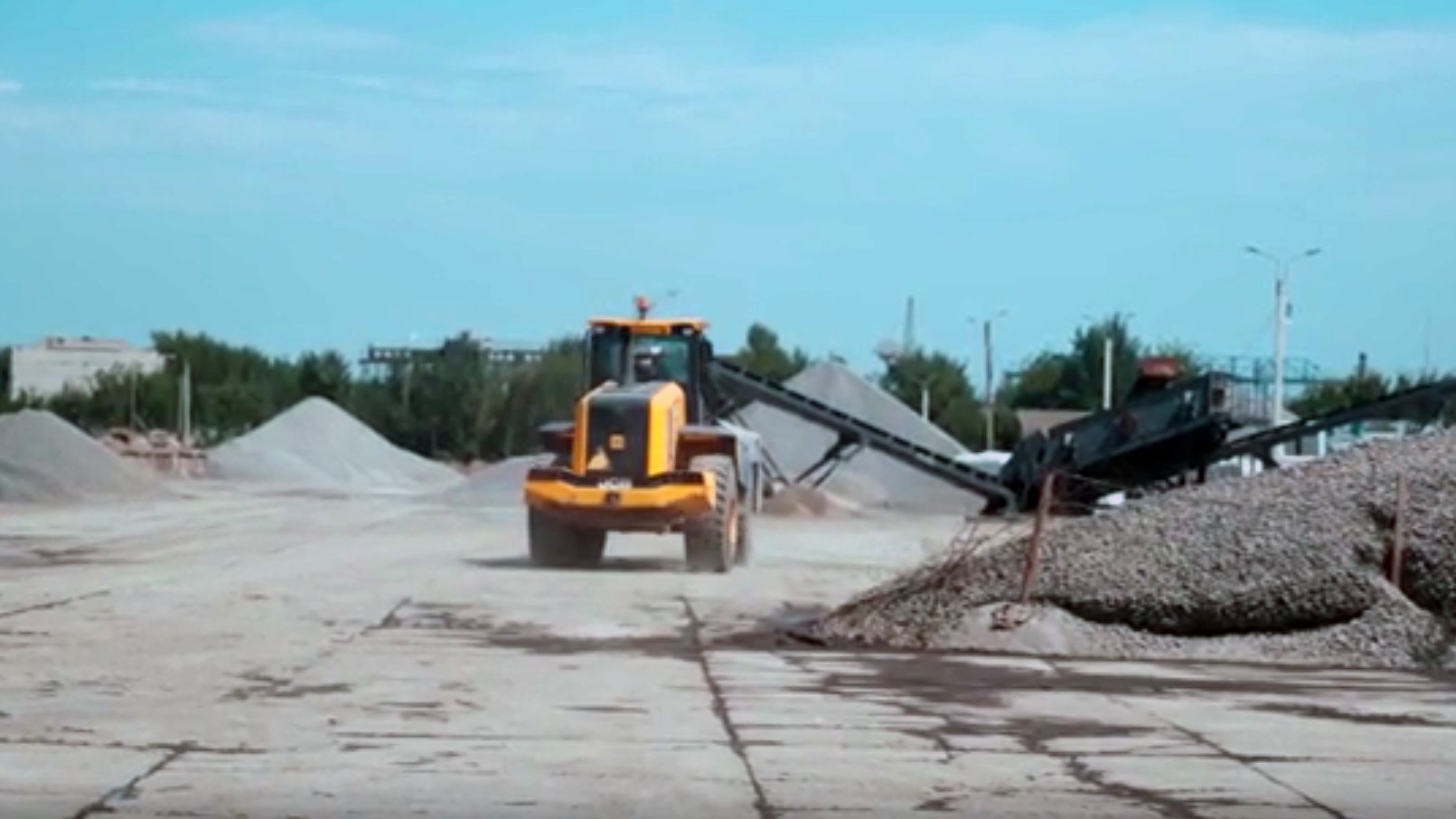 Порядка 1000 тонн асфальта в день производят московские коммунальщики в Луганске Порядка 1000 тонн асфальта в день производят московские коммунальщики в Луганске - РИА Новости, 1920, 04.07.2023