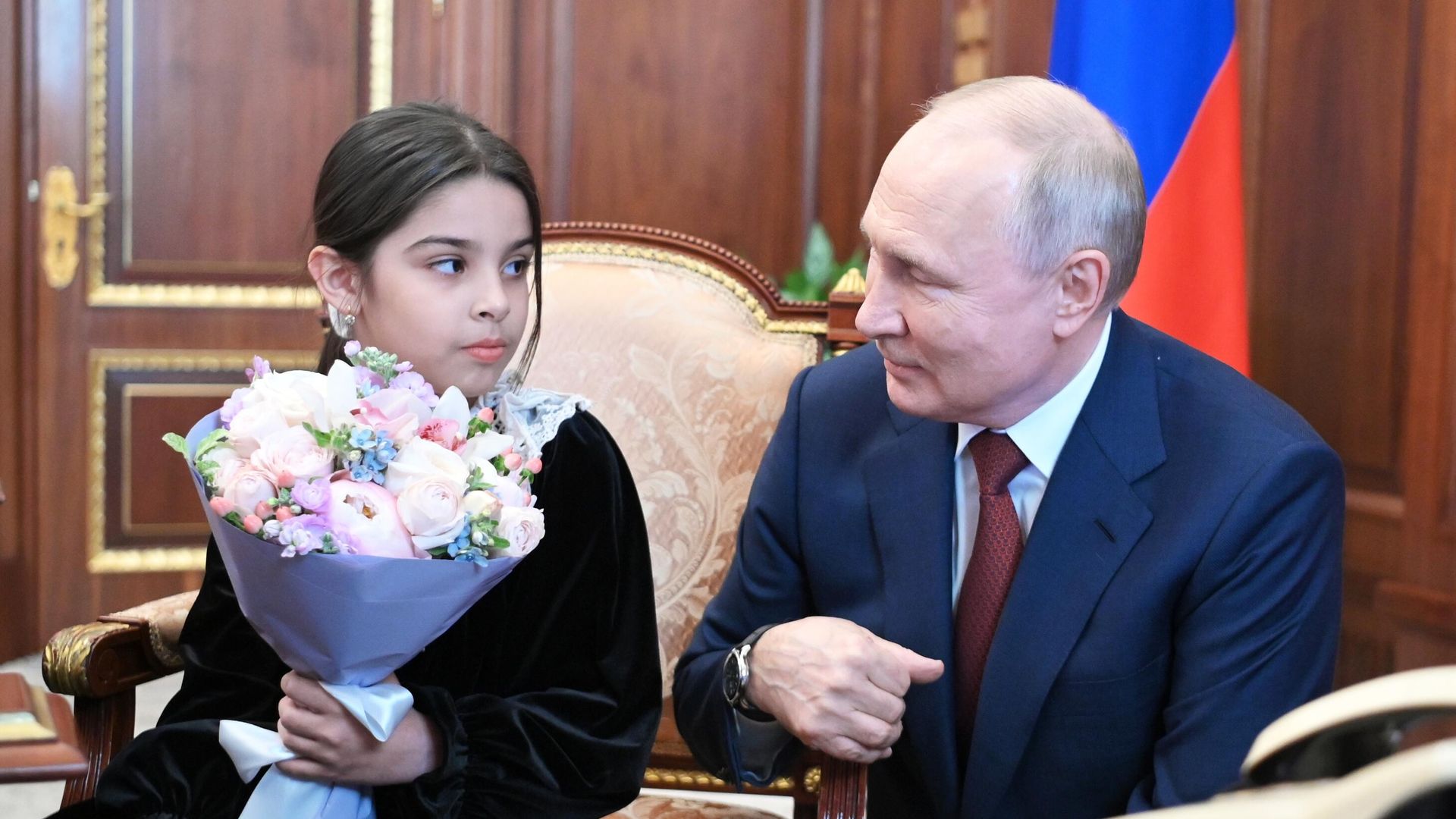 Президент РФ Владимир Путин общается с девочкой из Дагестана Раисат Акиповой Президент РФ Владимир Путин общается с девочкой из Дагестана Раисат Акиповой - РИА Новости, 1920, 16.07.2023