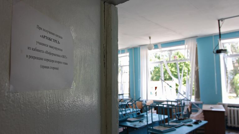 Объявление об эвакуации учащихся из класса при сигнале Артобстрел в получившей разрушения при ударе ВСУ по средней школе № 8 города Макеевки Объявление об эвакуации учащихся из класса при сигнале Артобстрел в получившей разрушения при ударе ВСУ по средней школе № 8 города Макеевки