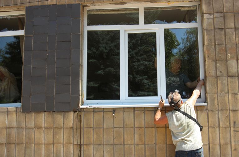 Мужчины вставляют новые окна в городской больнице, пострадавшей в результате обстрела ВСУ города Макеевки Мужчины вставляют новые окна в городской больнице, пострадавшей в результате обстрела ВСУ города Макеевки
