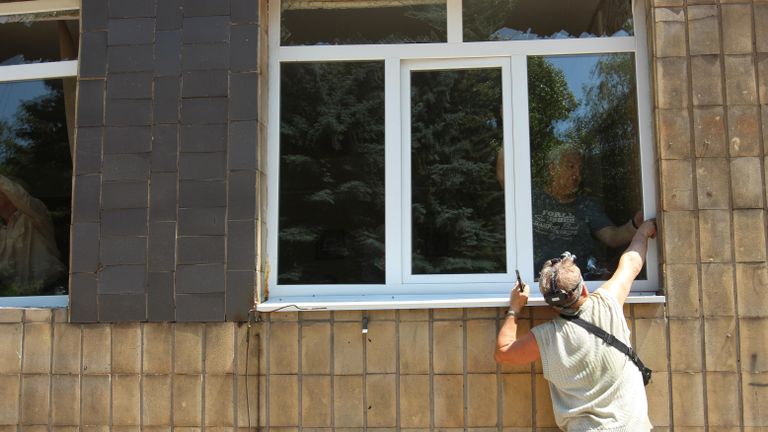 Мужчины вставляют новые окна в городской больнице, пострадавшей в результате обстрела ВСУ города Макеевки Мужчины вставляют новые окна в городской больнице, пострадавшей в результате обстрела ВСУ города Макеевки