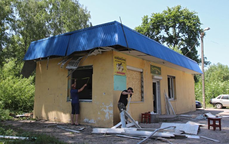 Задание магазина комбикормов, пострадавшее от обстрела ВСУ города Макеевки Задание магазина комбикормов, пострадавшее от обстрела ВСУ города Макеевки