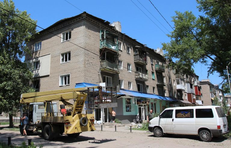 Жилой дом с разрушениями после обстрела ВСУ города Макеевки Жилой дом с разрушениями после обстрела ВСУ города Макеевки