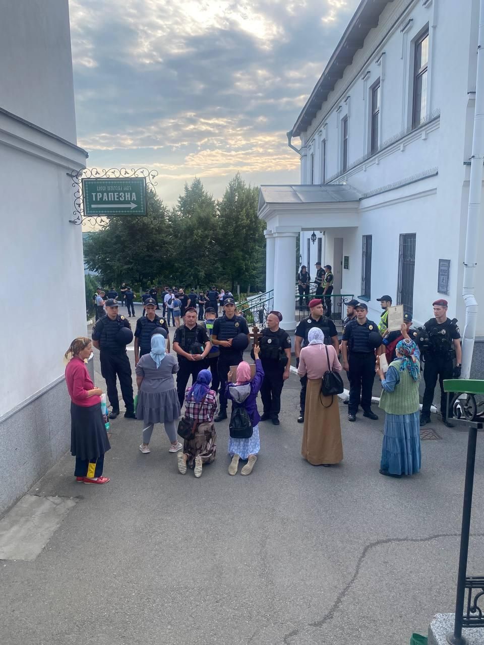 Комиссия минкультуры Украины сегодня утром приехала в Киево-Печерскую лавру в сопровождении полиции Комиссия минкультуры Украины сегодня утром приехала в Киево-Печерскую лавру в сопровождении полиции - РИА Новости, 1920, 06.07.2023