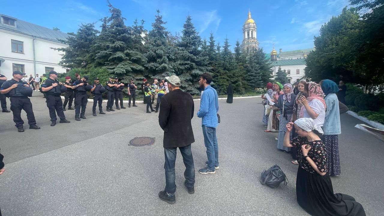 Комиссия Минкультуры Украины сегодня утром приехала в Киево-Печерскую лавру в сопровождении полиции - РИА Новости, 1920, 06.07.2023
