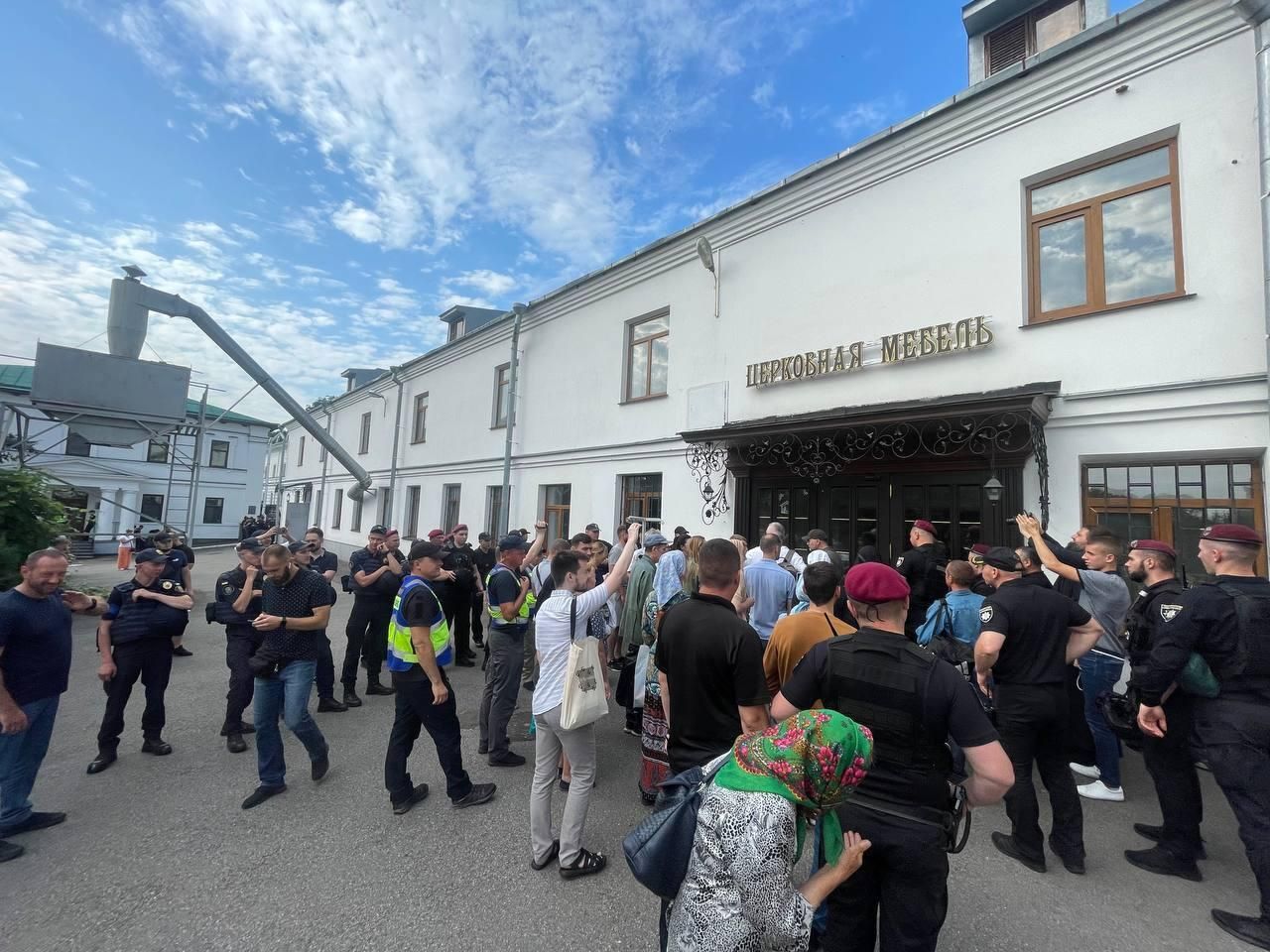 Комиссия минкультуры Украины сегодня утром приехала в Киево-Печерскую лавру в сопровождении полиции Комиссия минкультуры Украины сегодня утром приехала в Киево-Печерскую лавру в сопровождении полиции - РИА Новости, 1920, 06.07.2023