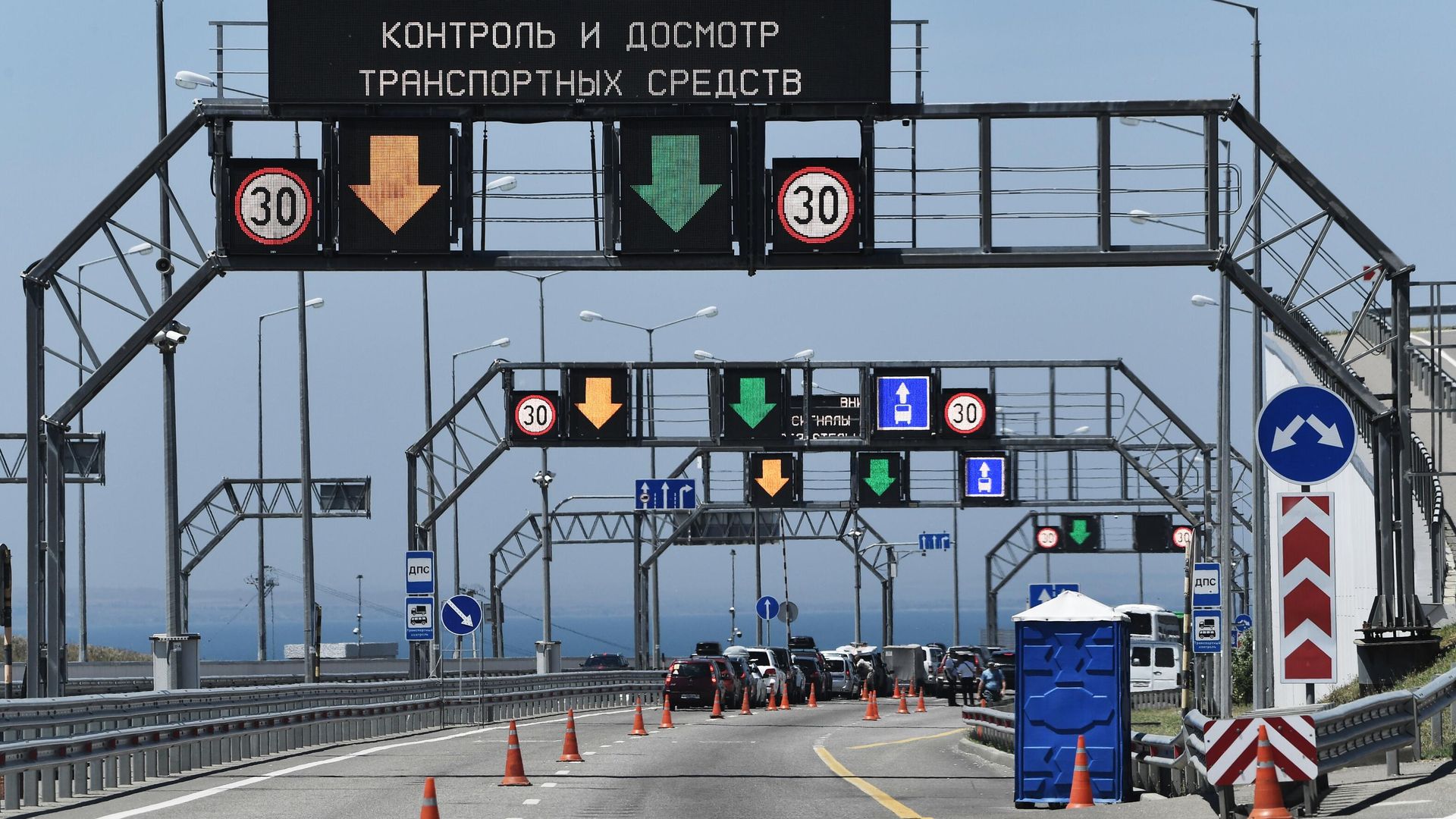 Пункт досмотра транспортных средств у въезда на Крымский мост - РИА Новости, 1920, 20.07.2023