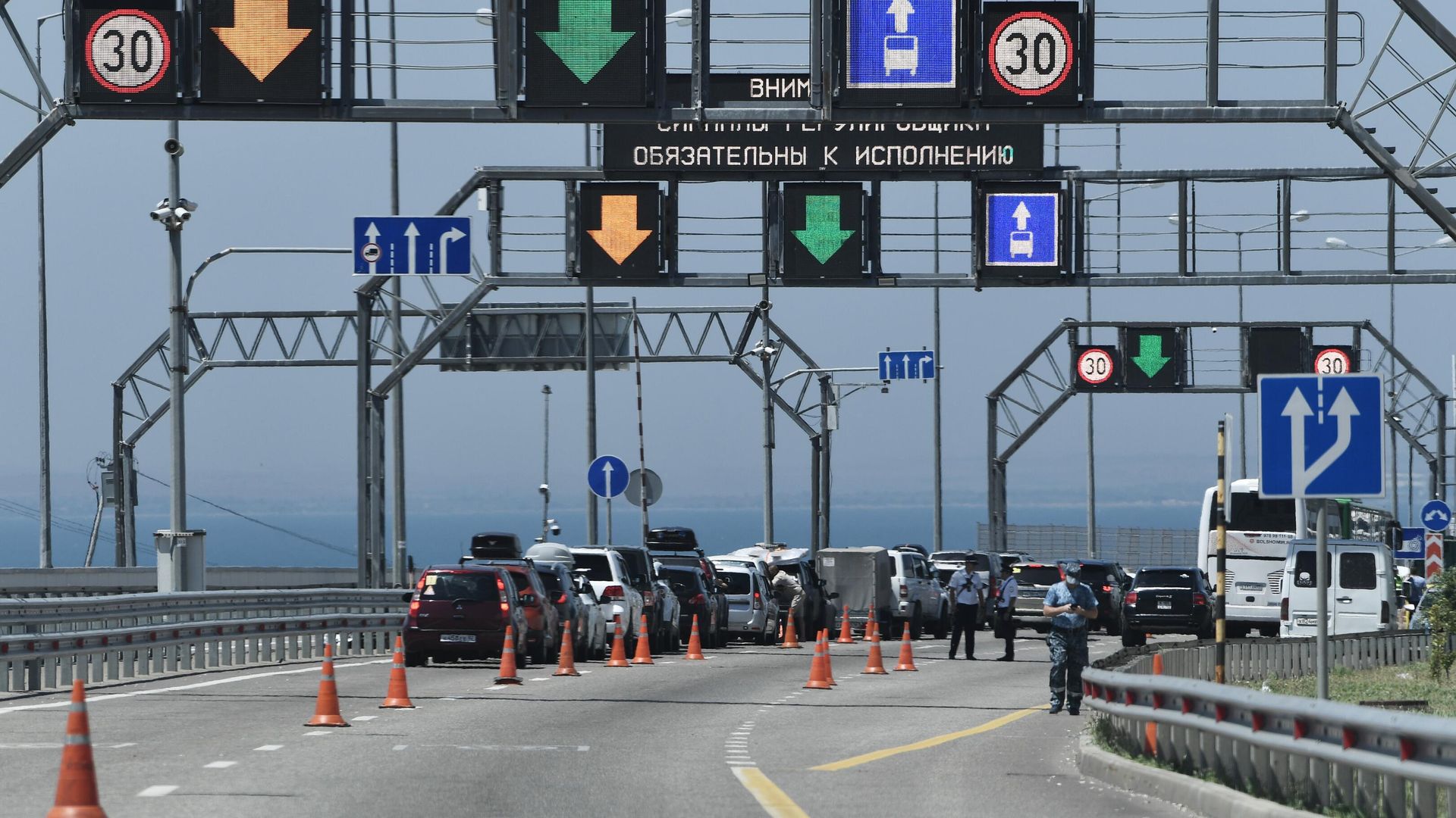 Пункт досмотра транспортных средств у въезда на Крымский мост - РИА Новости, 1920, 09.07.2023
