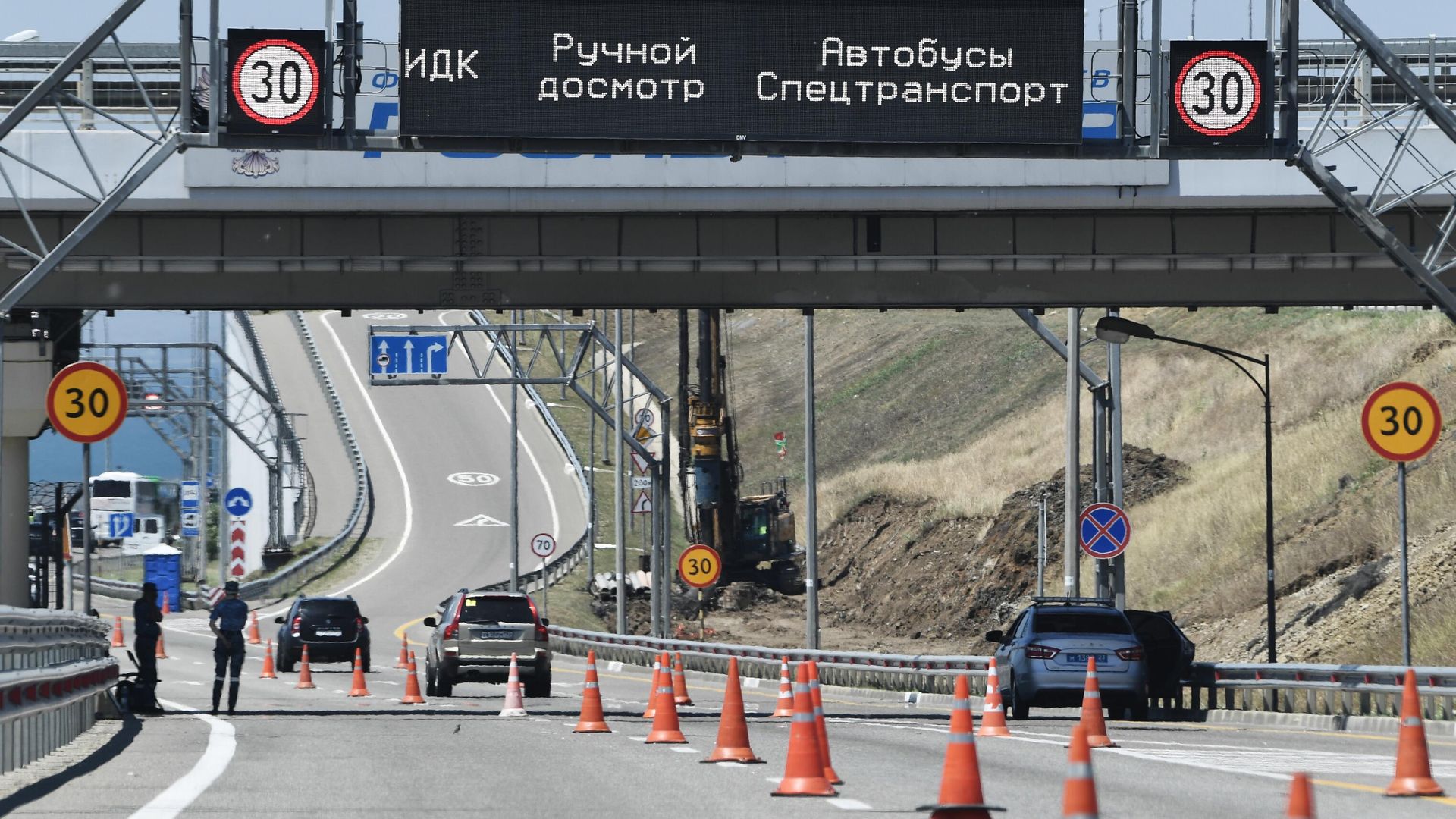 Пункт досмотра транспортных средств у въезда на Крымский мост - РИА Новости, 1920, 09.07.2023