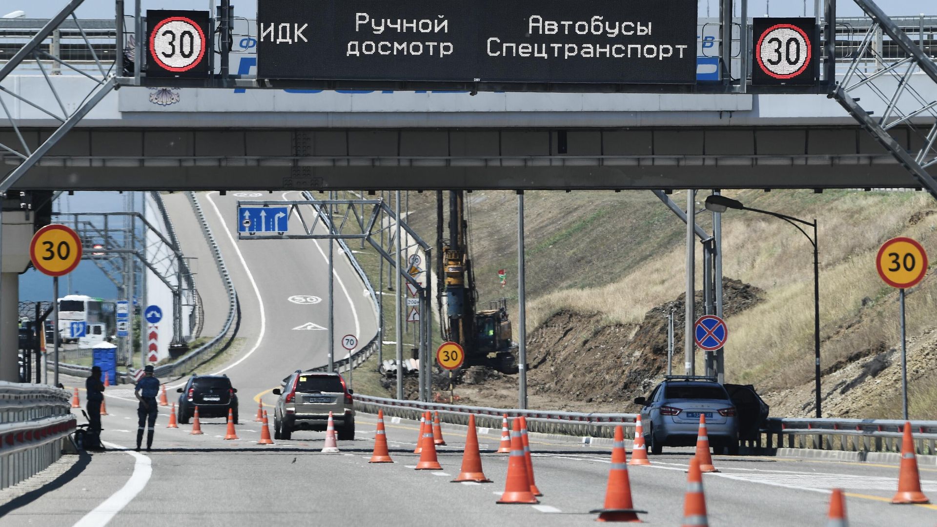 Пункт досмотра транспортных средств у въезда на Крымский мост Пункт досмотра транспортных средств у въезда на Крымский мост - РИА Новости, 1920, 12.08.2023