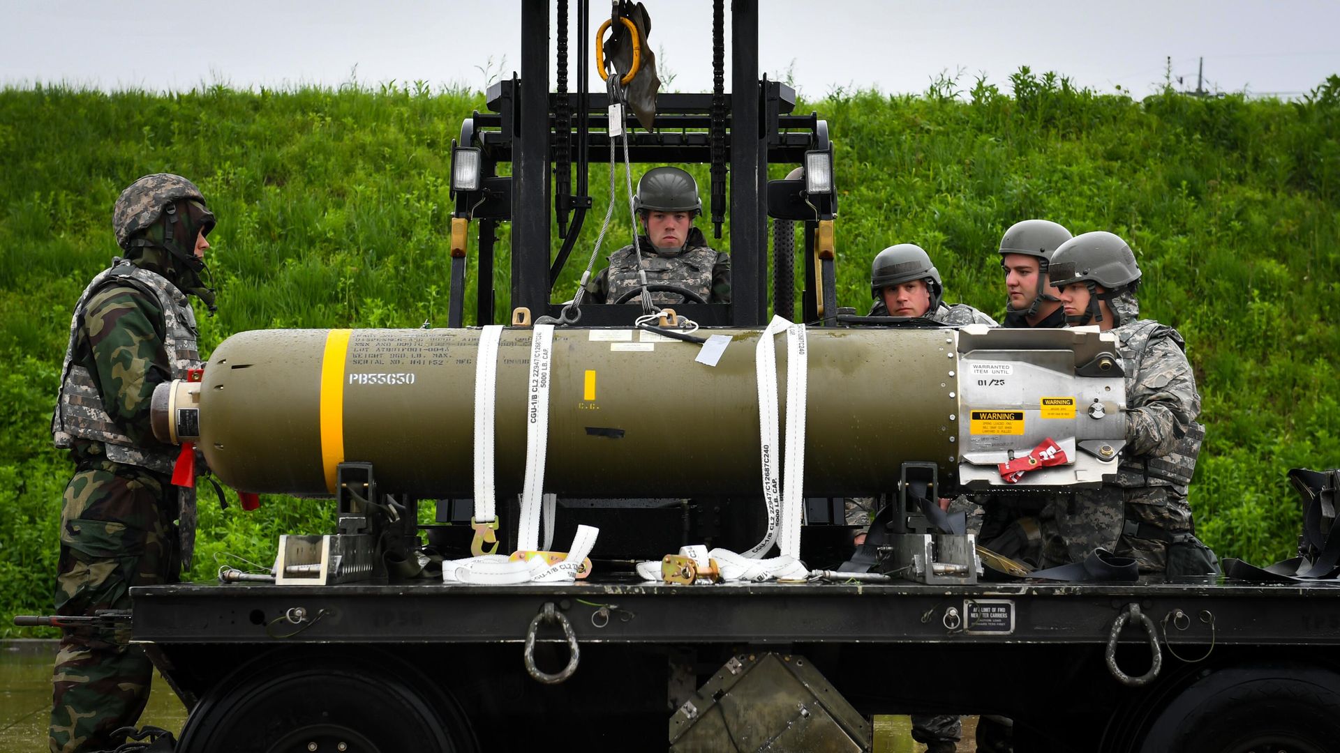 Американские военные грузят кассетную бомбу во время учений Американские военные грузят кассетную бомбу во время учений - РИА Новости, 1920, 17.07.2023