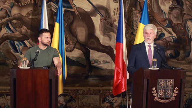 Президент Украины Владимир Зеленский и президент Чехии Петр Павел во время пресс-конференции в Праге