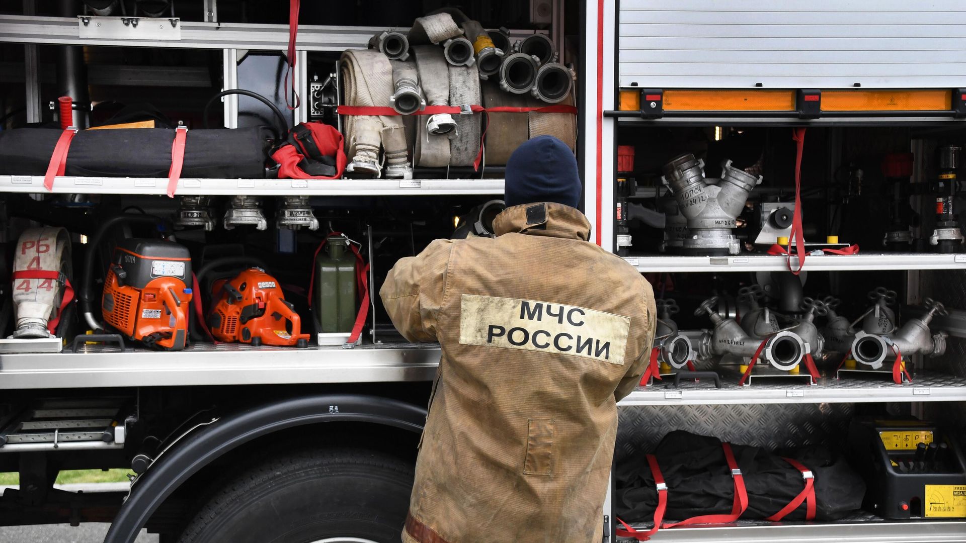 Сотрудник МЧС России Сотрудник МЧС России - РИА Новости, 1920, 06.05.2026