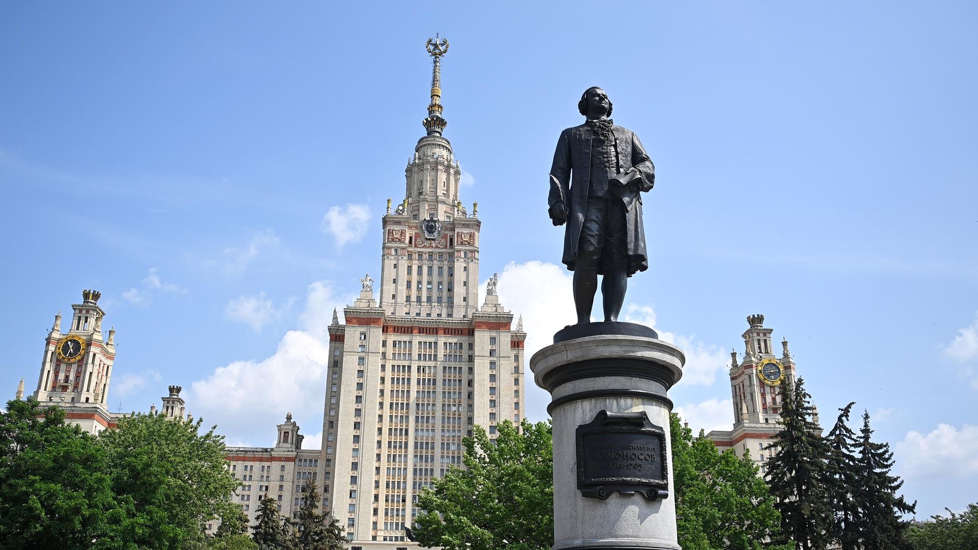 Памятник М. В. Ломоносову перед главным зданием Московского государственного университета имени М. В. Ломоносова на Воробьевых горах Памятник М. В. Ломоносову перед главным зданием Московского государственного университета имени М. В. Ломоносова на Воробьевых горах - РИА Новости, 1920, 04.07.2024