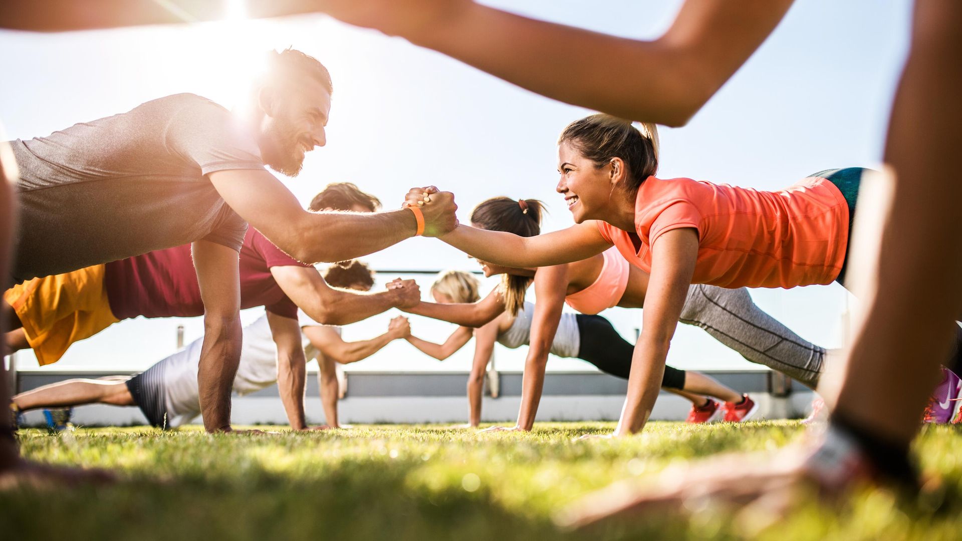 Люди занимаются спортом на свежем воздухе Люди занимаются спортом на свежем воздухе - РИА Новости, 1920, 26.07.2023