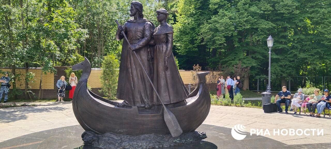 Памятник Петру и Февронии Муромским в поселке Солнечное Курортного района Санкт-Петербурга - РИА Новости, 1920, 15.06.2026