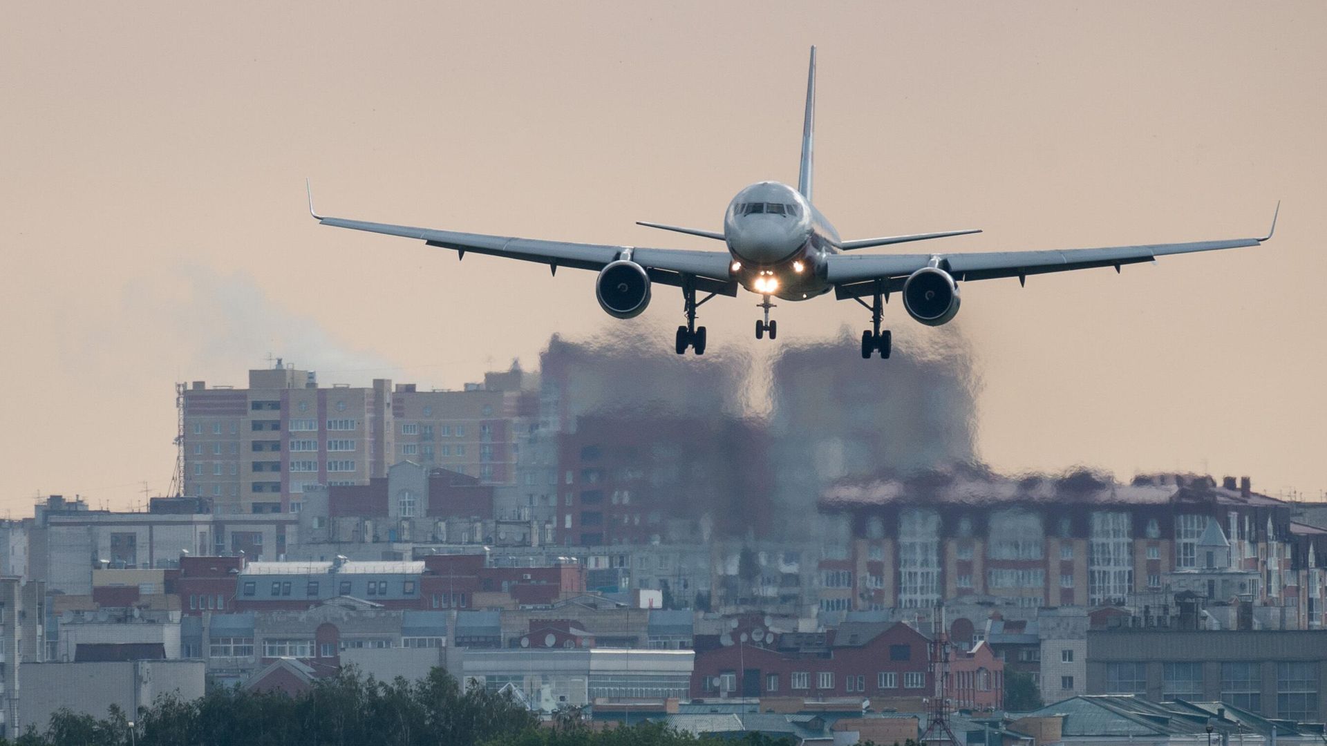 Самолет заходит на посадку в международном аэропорту Омск-Центральный - РИА Новости, 1920, 24.07.2023