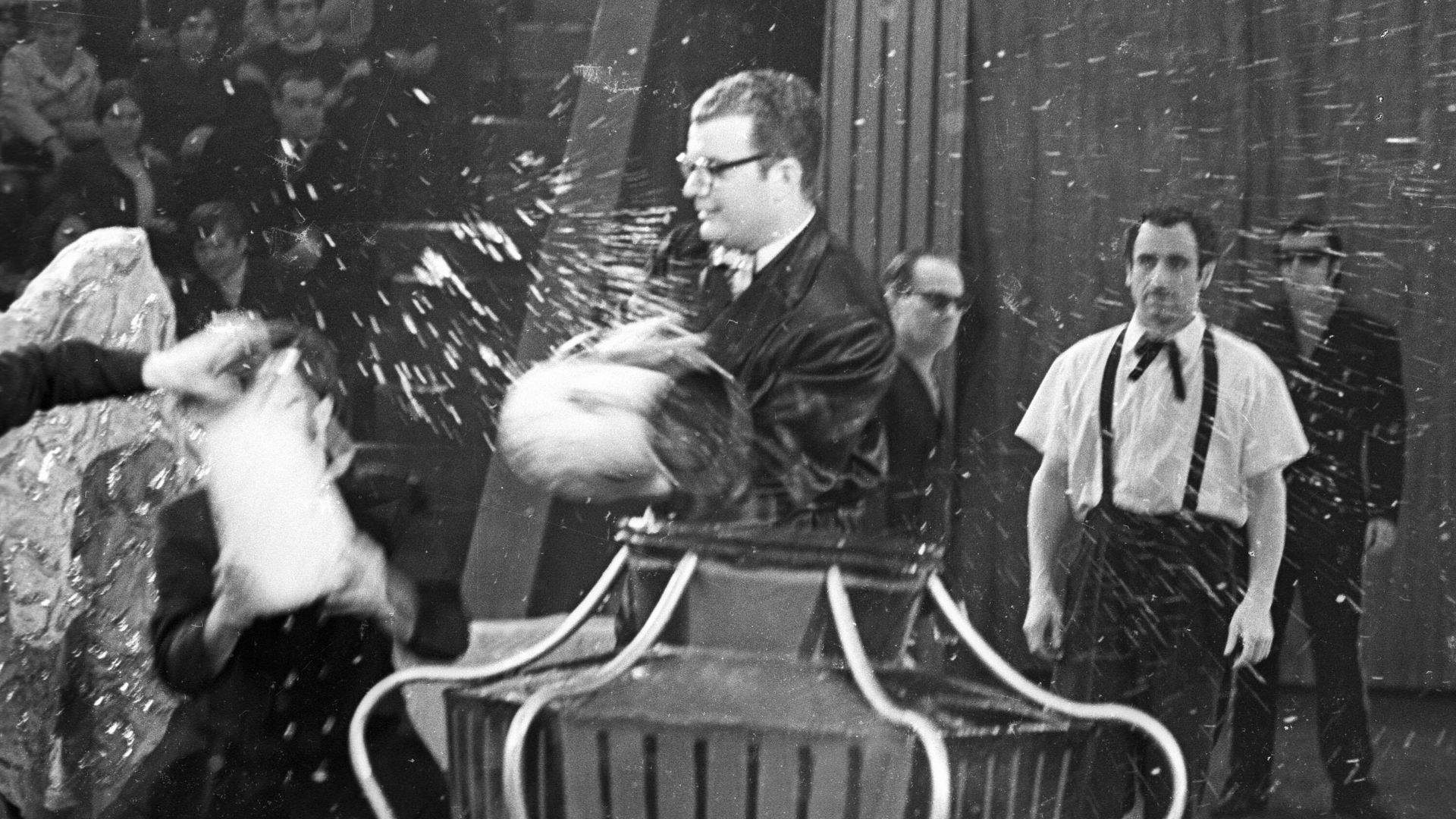 Иллюзионист Эмиль Кио выступает на арене цирка. 1971 год  - РИА Новости, 1920