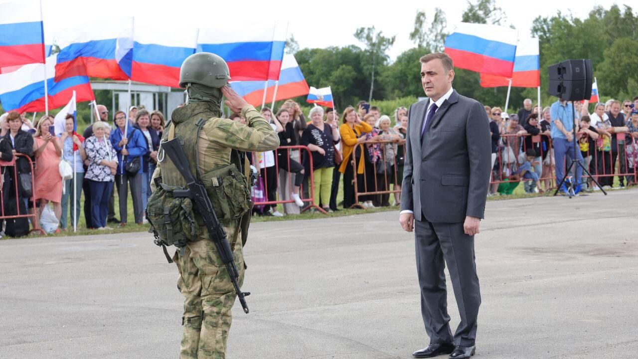 Губернатор Тульской области Алексей Дюмин лично проводил именной батальон Тула на выполнение боевых задач Губернатор Тульской области Алексей Дюмин лично проводил именной батальон Тула на выполнение боевых задач - РИА Новости, 1920, 10.07.2023