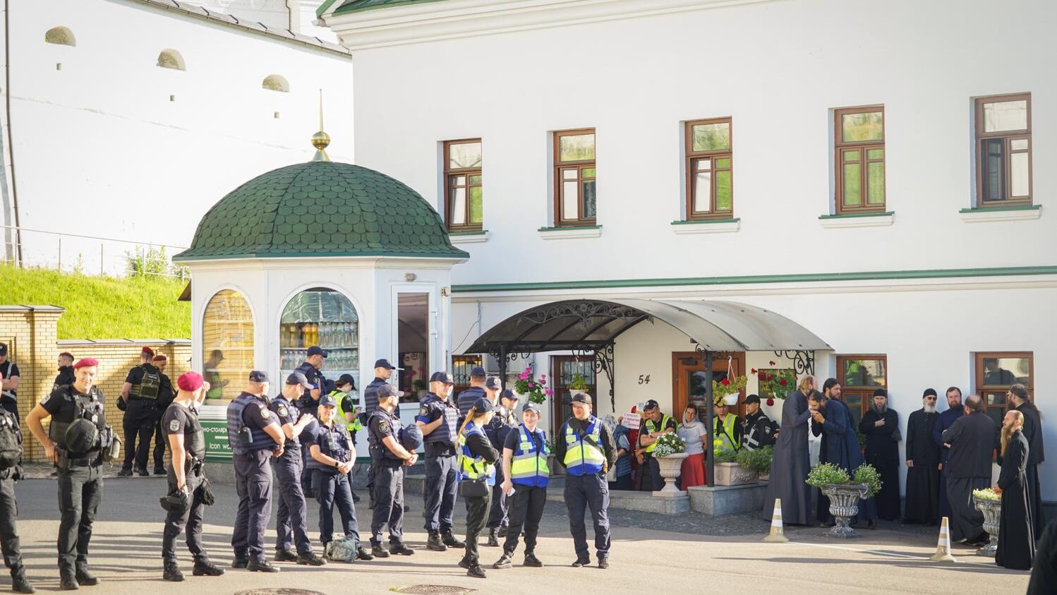 Сотрудники полиции на территории Киево-Печерской лавры Сотрудники полиции на территории Киево-Печерской лавры - РИА Новости, 1920, 11.08.2023