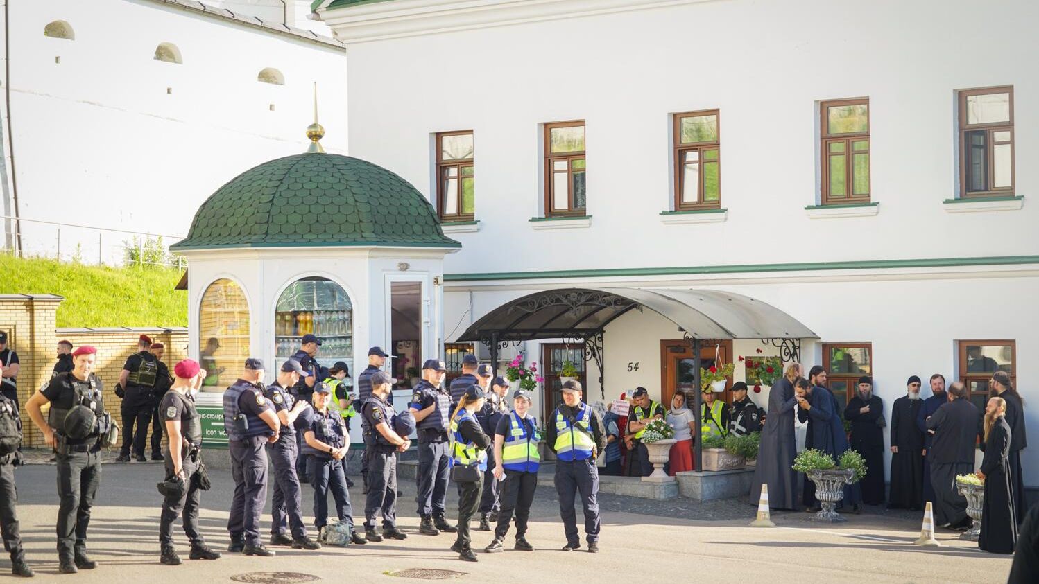 Сотрудники полиции на территории Киево-Печерской лавры Сотрудники полиции на территории Киево-Печерской лавры - РИА Новости, 1920, 15.07.2023