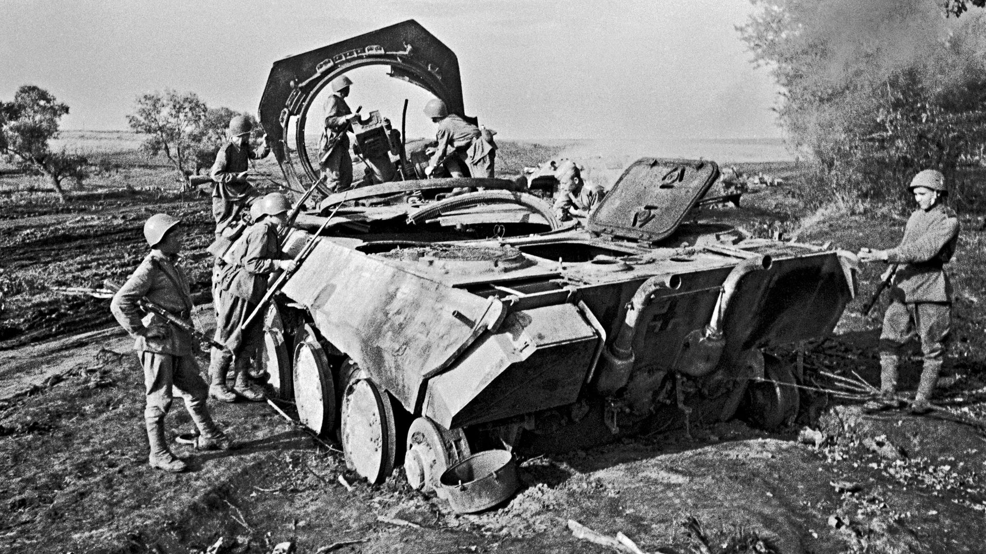 Советские бойцы у немецкого танка Rz.Kpfw. V Пантера, подбитого во время боев под Прохоровкой. Курская дуга, август 1943 года. Советские бойцы у немецкого танка Rz.Kpfw. V Пантера, подбитого во время боев под Прохоровкой. Курская дуга, август 1943 года. - РИА Новости, 1920, 12.07.2023