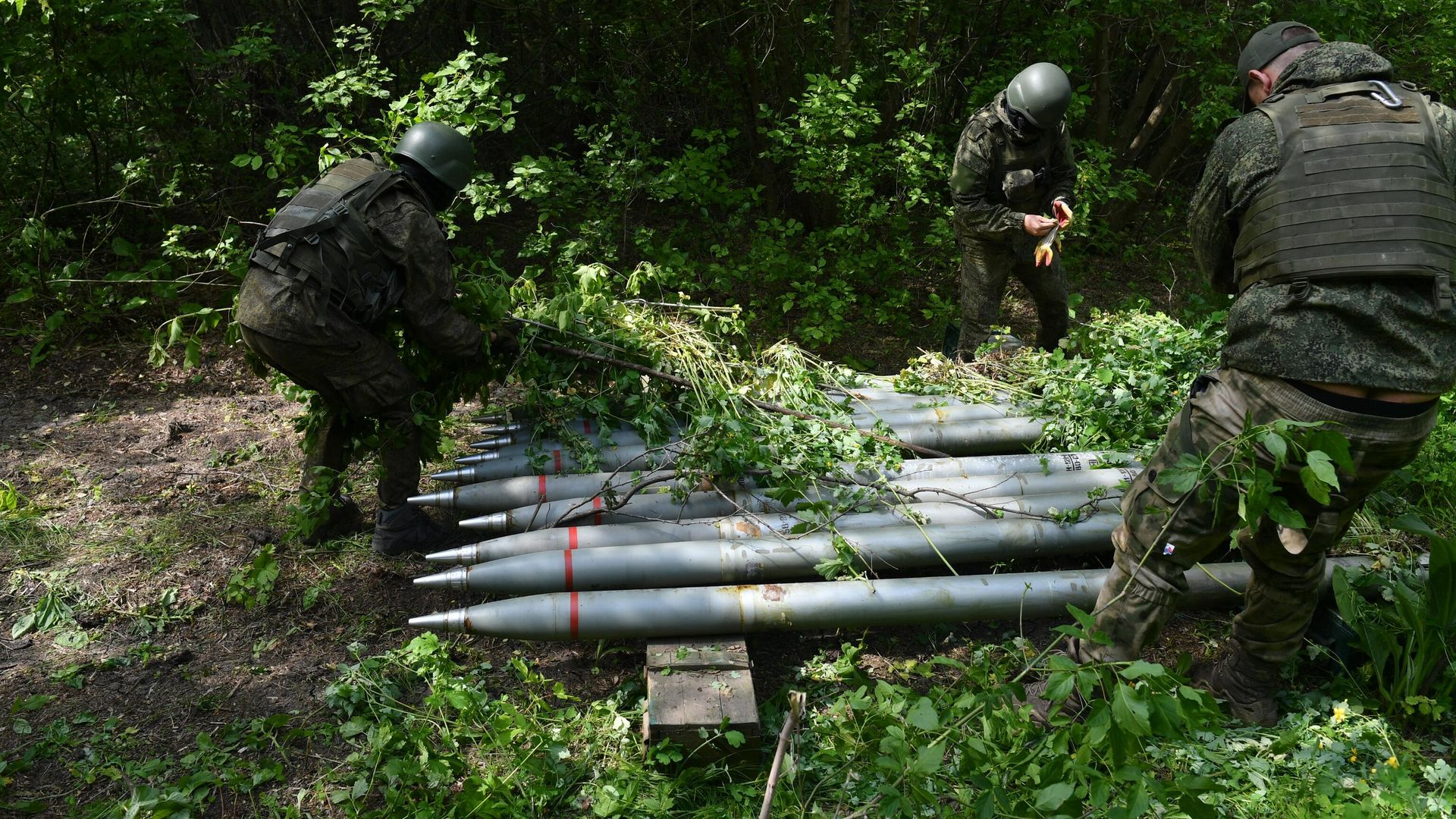 Военнослужащие Вооруженных сил России у снарядов для реактивной системы залпового огня Торнадо-Г Военнослужащие Вооруженных сил России у снарядов для реактивной системы залпового огня Торнадо-Г - РИА Новости, 1920, 01.10.2023