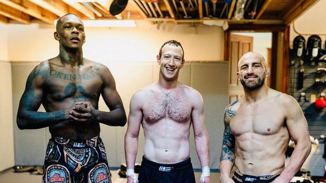 Американский бизнесмен Марк Цукерберг (в центре), а также бойцы UFC Исраэль Адесанья (слева) и Александр Волкановски