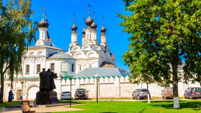 Памятник Петру и Февронии в Муроме