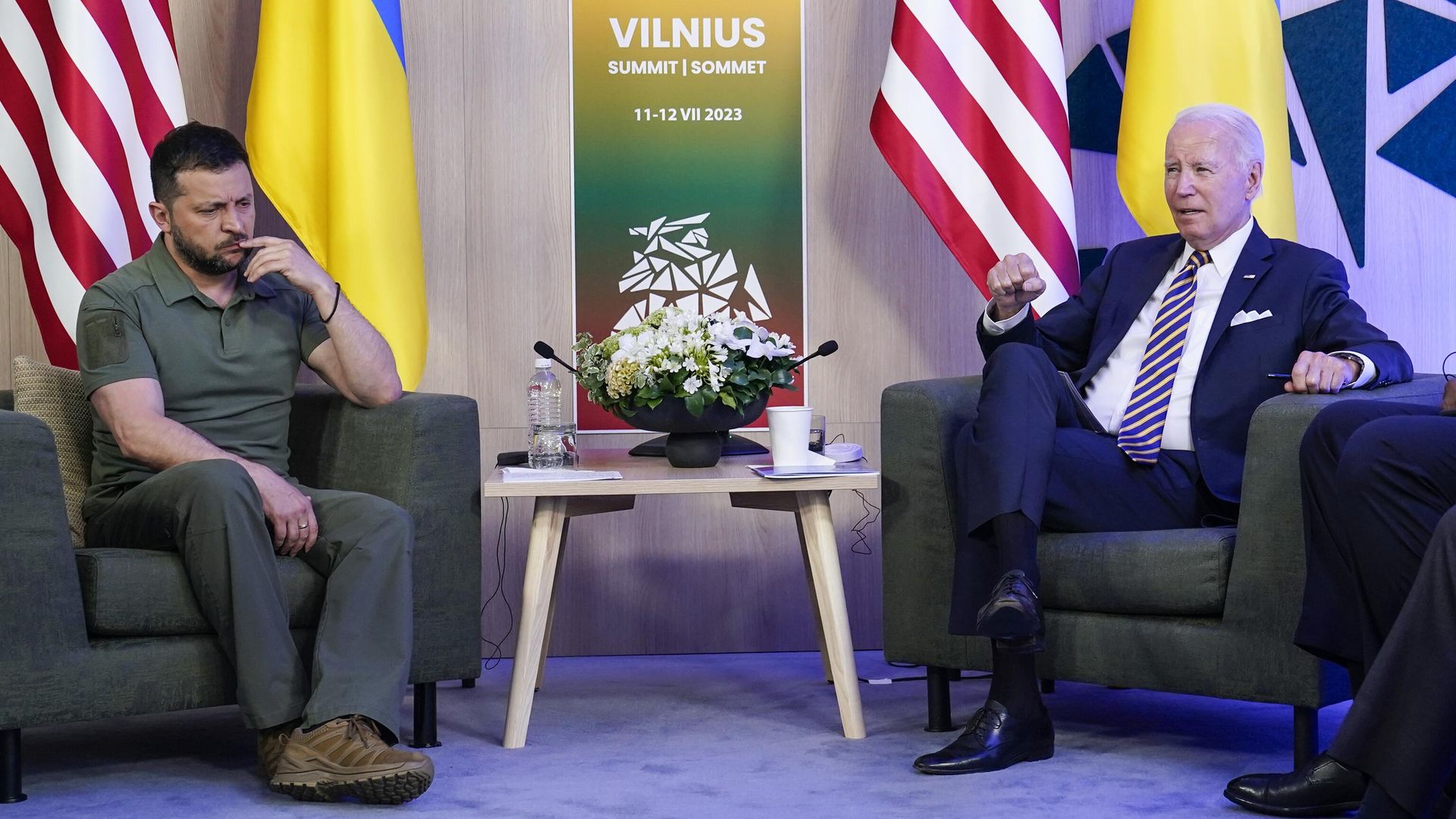 Президент Украины Владимир Зеленский и президент США Джо Байден во время встречи на полях саммита НАТО в Вильнюсе Президент Украины Владимир Зеленский и президент США Джо Байден во время встречи на полях саммита НАТО в Вильнюсе - РИА Новости, 1920, 13.03.2024