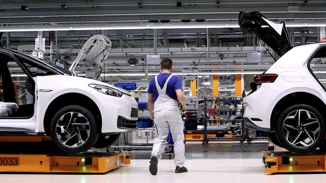 Рабочий на заводе Volkswagen в Цвиккау, Германия 