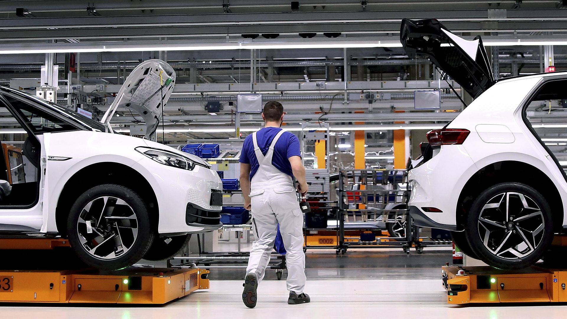 Рабочий на заводе Volkswagen в Цвиккау, Германия Рабочий на заводе Volkswagen в Цвиккау, Германия - РИА Новости, 1920, 13.07.2023