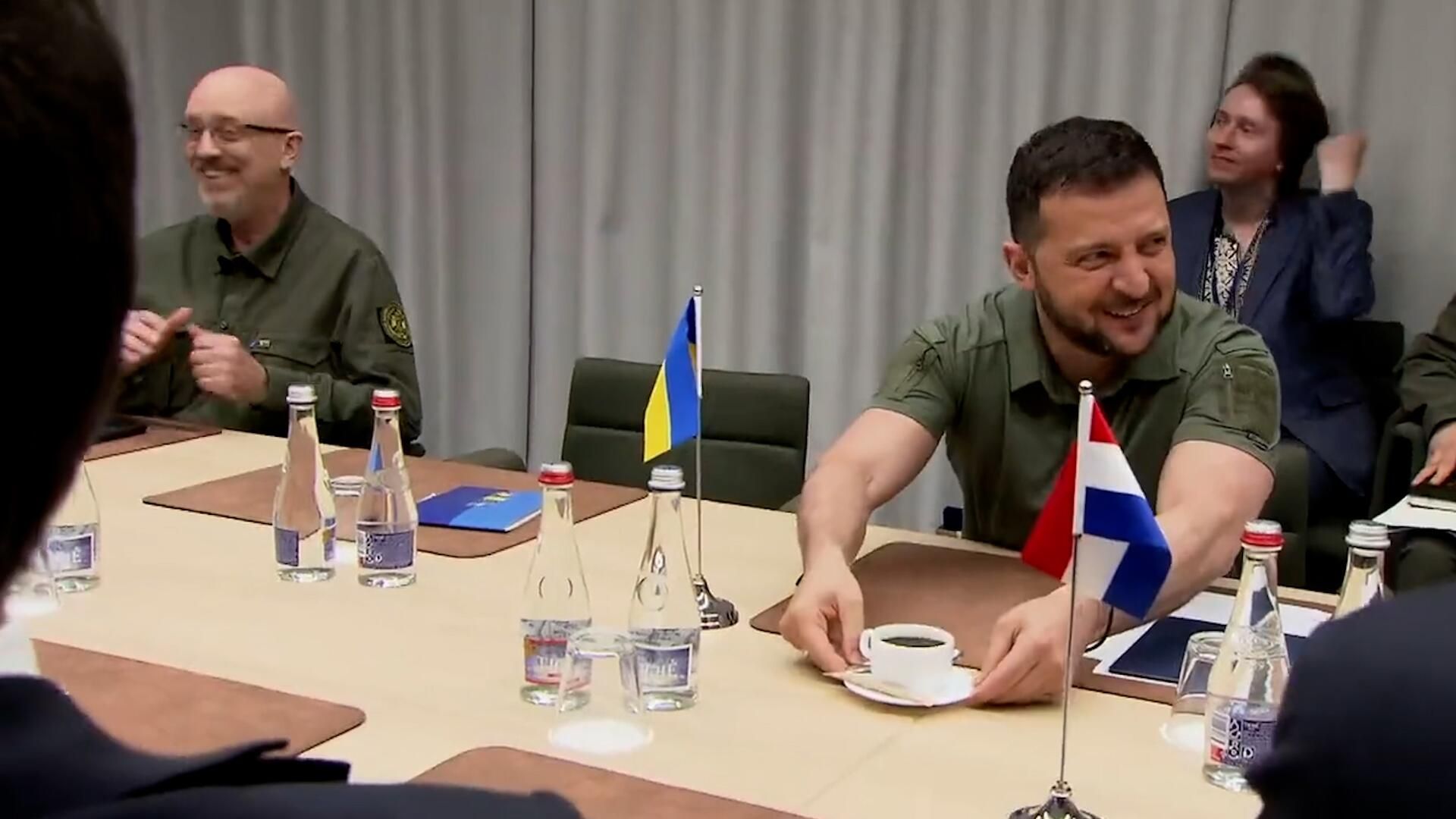 Премьер-министр Нидерландов отказался от кофе Зеленского Премьер-министр Нидерландов отказался от кофе Зеленского - РИА Новости, 1920, 13.07.2023