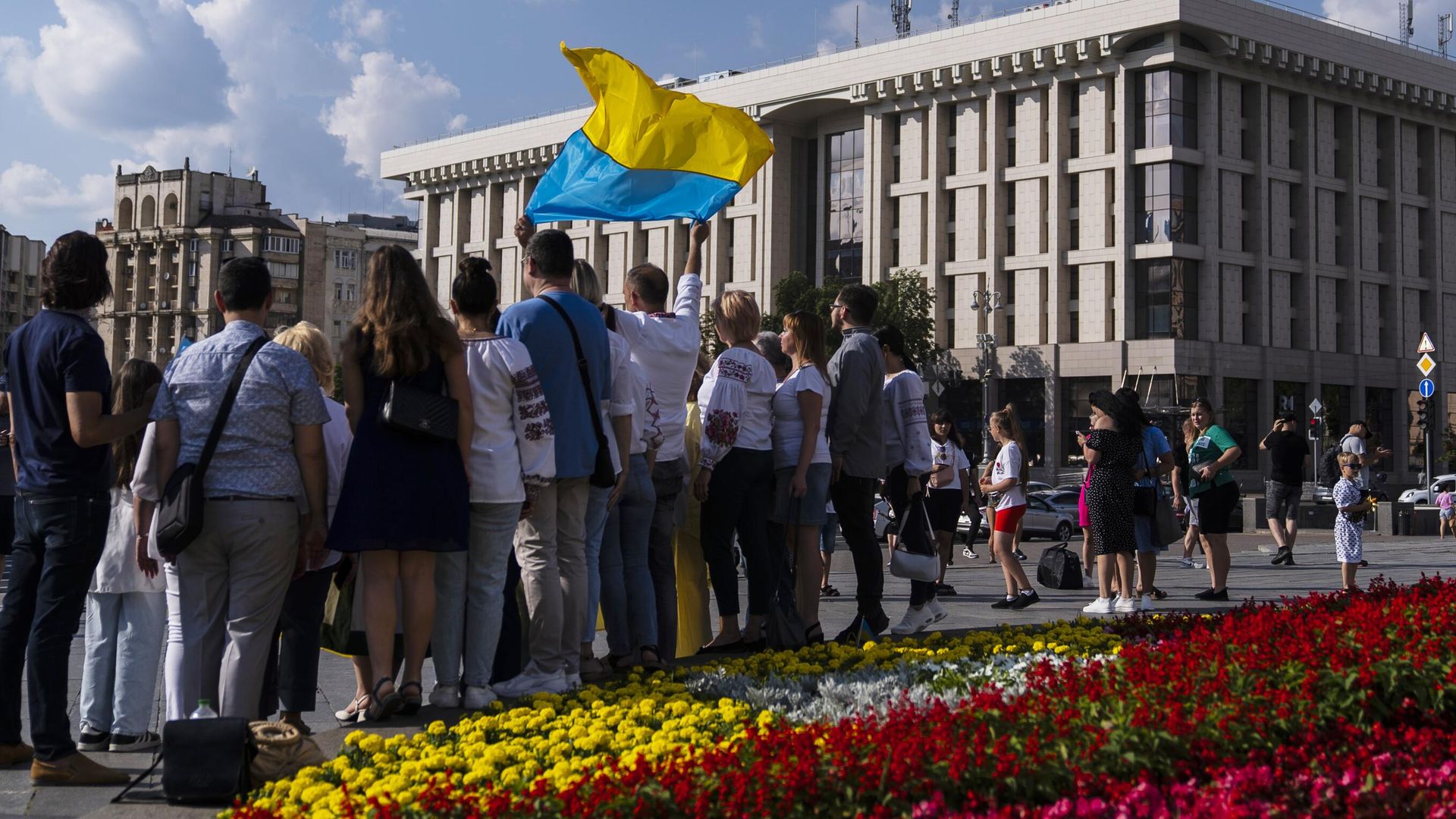 Группа людей с флагом на площади Независимости в Киеве Группа людей с флагом на площади Независимости в Киеве - РИА Новости, 1920, 16.07.2023