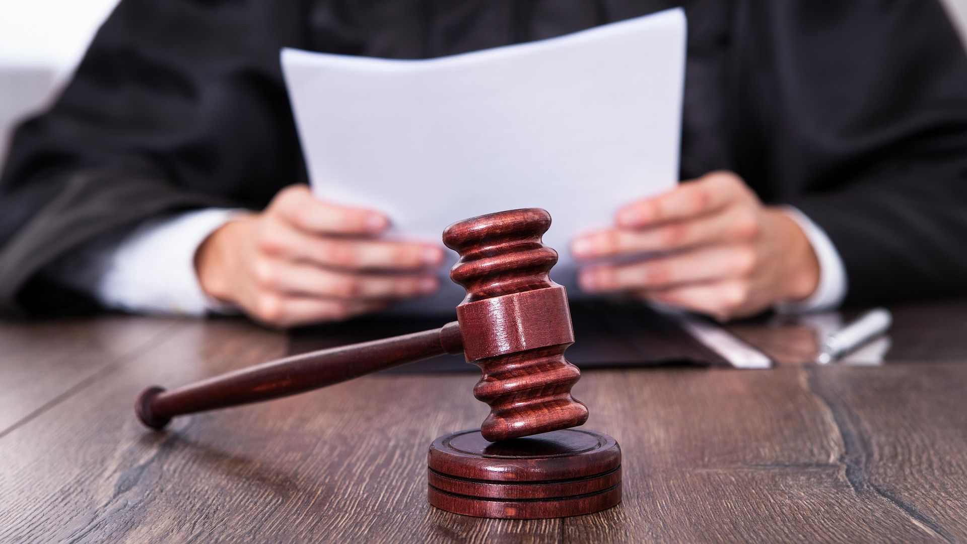 Судья держит в руках документы Судья держит в руках документы - РИА Новости, 1920, 15.12.2023