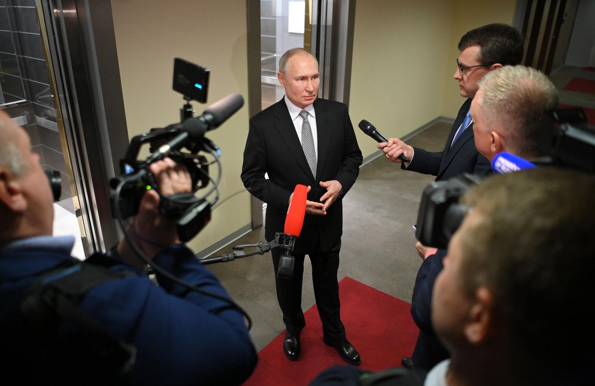 Президент РФ Владимир Путин отвечает на вопросы представителей средств массовой информации Президент РФ Владимир Путин отвечает на вопросы представителей средств массовой информации - РИА Новости, 1920, 14.07.2023